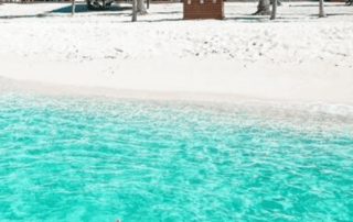 Mein Schiff Kreuzfahrten Gast im flachen türkisfarbenen Wasser vor dem Strand der Insel Saona