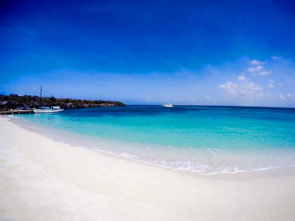 Flaches türkisfarbenes Wasser und heller Sandstrand an der Insel Catalina