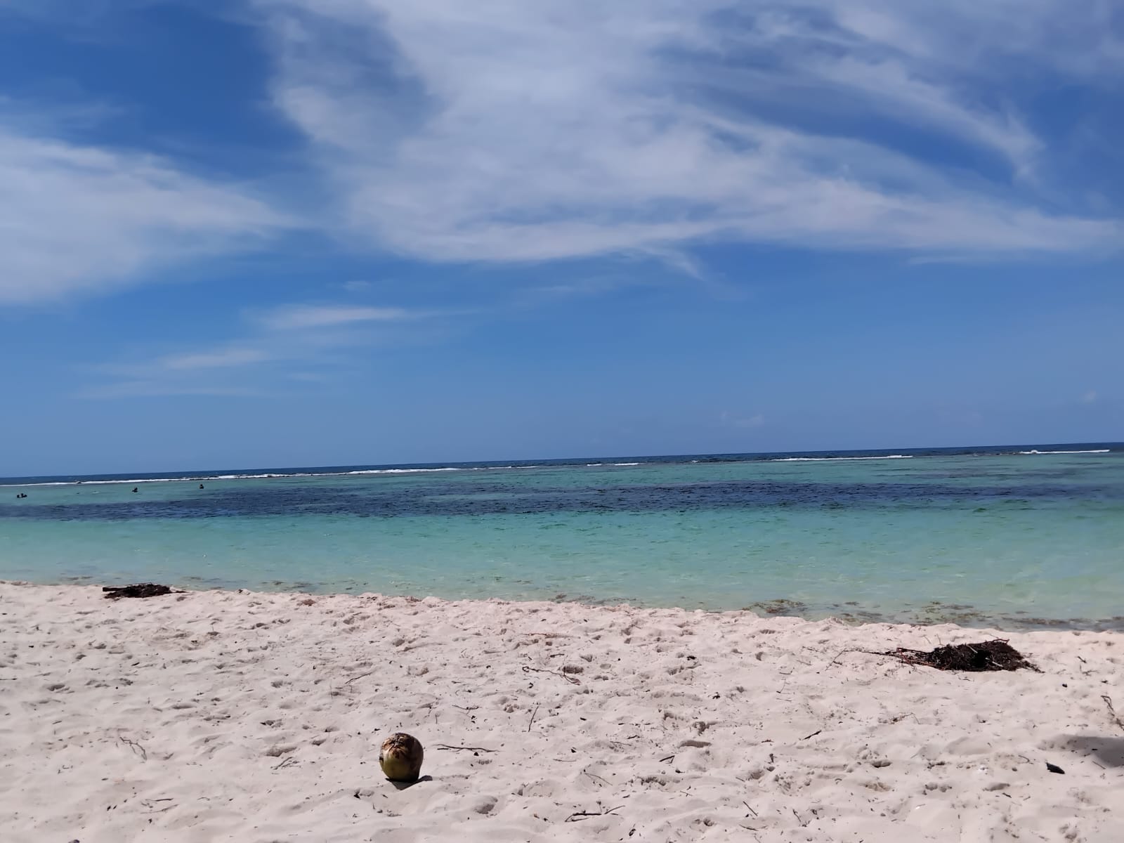 Flaches türkisfarbenes Wasser über hellem Sand vor der Insel Saona