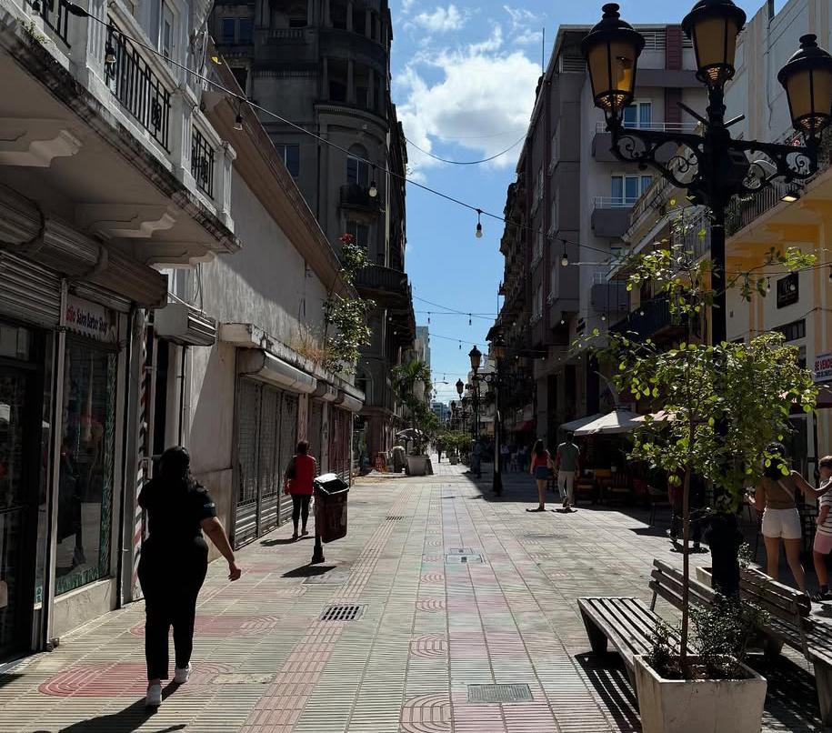 Steinfassade eines Kolonialbaus in der Altstadt von Santo Domingo